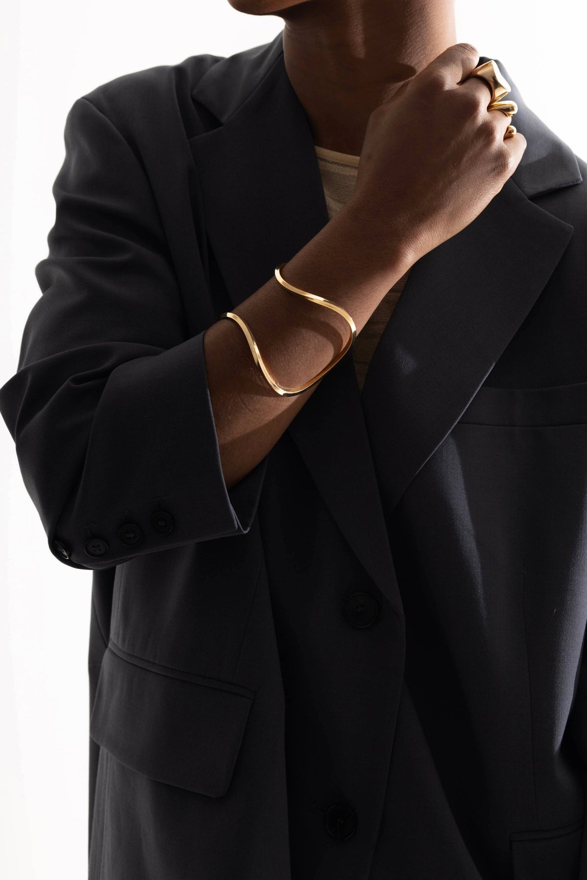 Onda sculptural bangle bracelet in 18k gold plating, photo 2 of 5