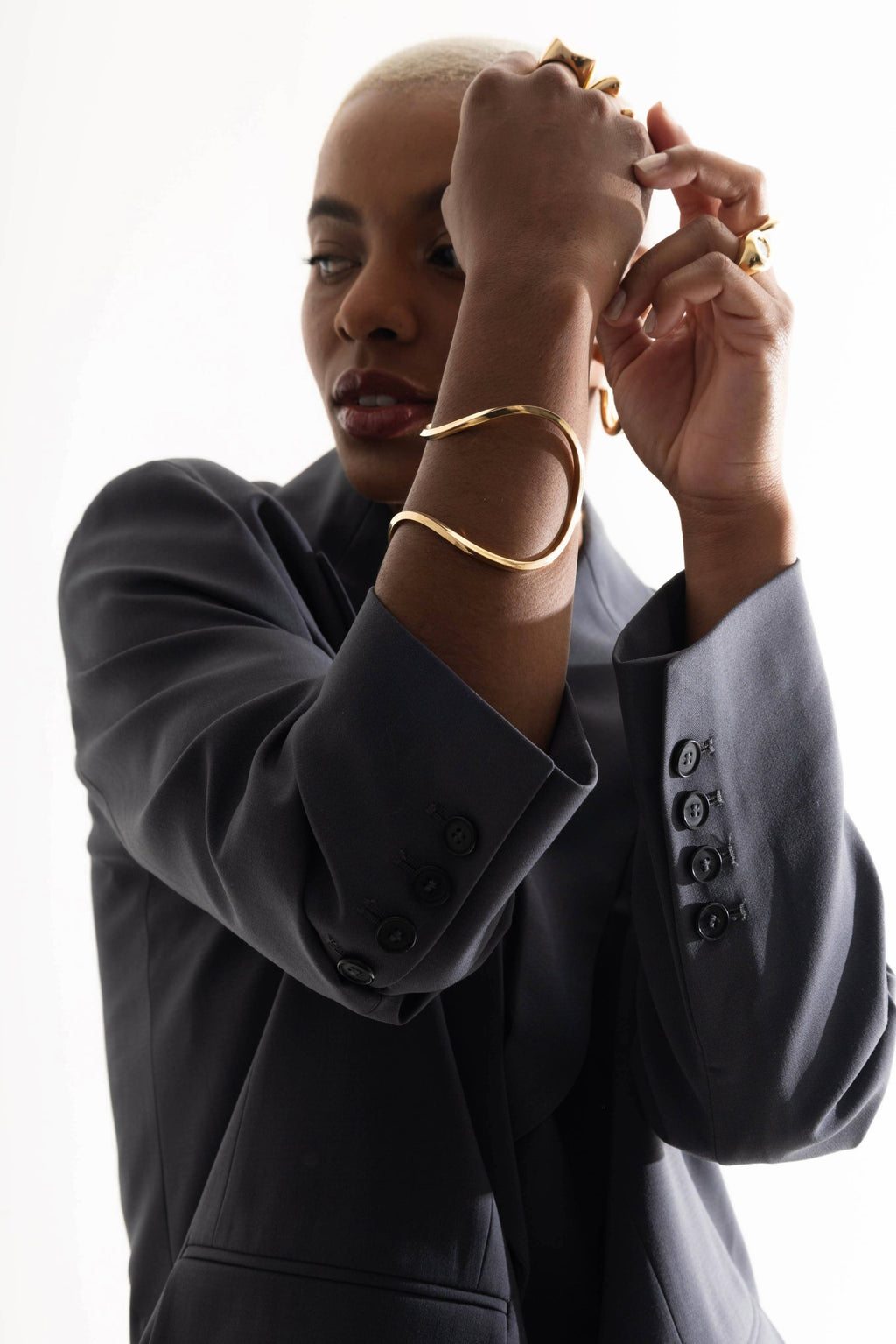 Onda sculptural bangle bracelet in 18k gold plating, photo 4 of 5